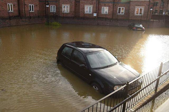 英国暴雨挑战与自信之光的闪耀