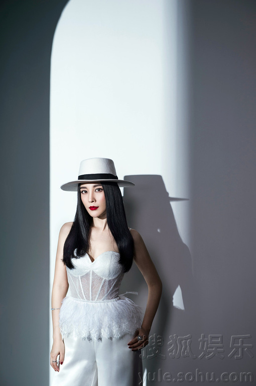 女演员刘雨鑫,女演员刘雨鑫，从舞台到荧屏，变化中的自信与成就之美