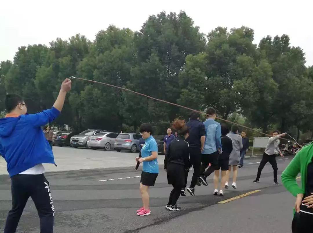 难忘的跳长绳比赛，一步步掌握技巧，留下深刻记忆
