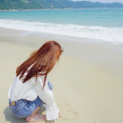 女生蓝色海边头像，艺术之旅的小巷探索